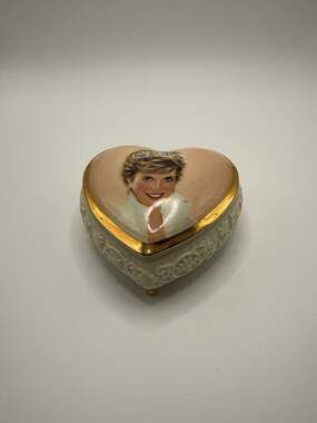 Princess Diana Music Box Plays original Candle in the Wind (Not in Box)